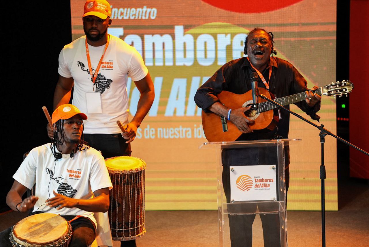 Tambores del ALBA: la música es el arma para la libertad de los pueblos ante el imperialismo