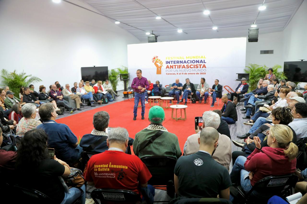 Secretario ejecutivo del ALBA-TCP insta a pensadores a generar métodos para combatir el fascismo